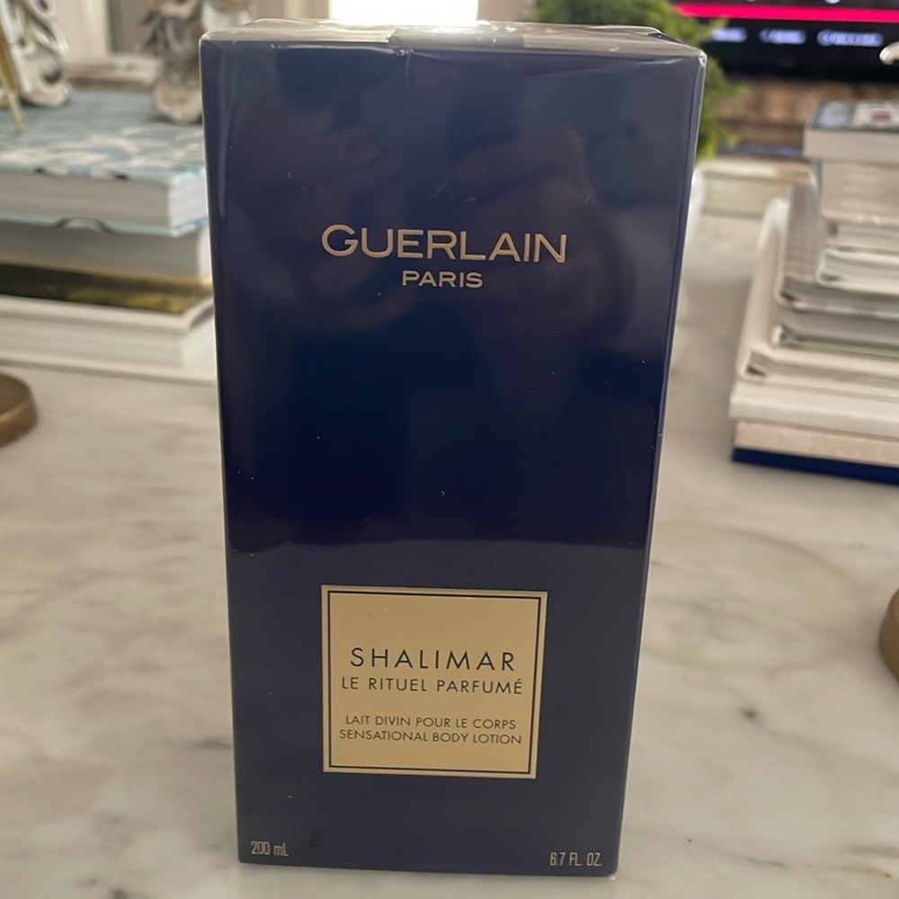 Guerlain Paris Shalimar
Le Rituel Parfume
Lair Pour Le Corps
Body Lotion 6.7oz
